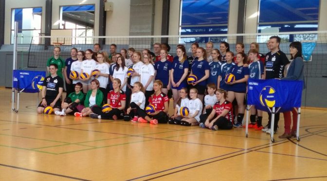 DSC Mannschaft beim Volleyball-Jugendtraining